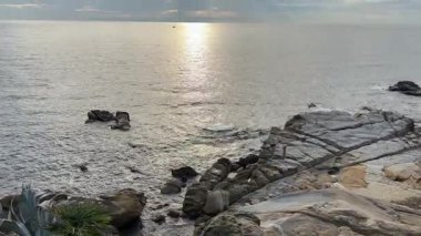 Bulutlu gökyüzüne karşı bulutlu bir sabah