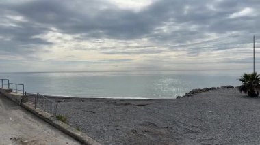 Bulutlu bir günde bulutlu gökyüzüne karşı deniz ikiye ayrıldı