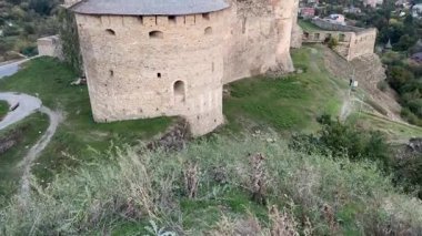 Kamianets-Podilskyi 'deki ortaçağ kalesinin batısında.