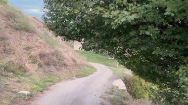 Kamianets-Podilskyi 'deki ortaçağ kalesinin batısında.