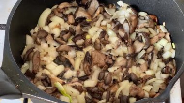 Kızarmış istiridye mantarı ve tavada doğranmış soğan.