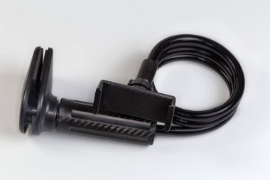 Gri arka planda uzanan plastik ve metal alaşımlı klempli siyah esnek telefon tutucu