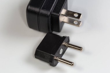 AC adaptörü, Amerika 'nın iki uçlu prizinden Euro prizine gri arka plandaki güç ünitesine karşı, seçici odaklı yakın plan