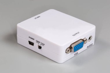 Analog standart kompozit video ve ses RCA 'sını Gri arkaplan üzerinde Mini Jack soketi ile VGA arayüzüne ve sesine dönüştüren evrensel aygıt