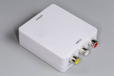 Analog standart kompozit video ve ses RCA dönüştürücüsünün gri arkaplandaki diğer arayüze evrensel aygıtı