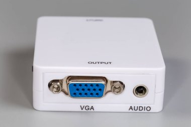 Analog video ve ses çeviricisinin Mini Jack soketi ile VGA arayüzü ve ses dönüştürücüsü, Gri arkaplandaki çıkış soketlerinin yanından yakın plan görüntüsü