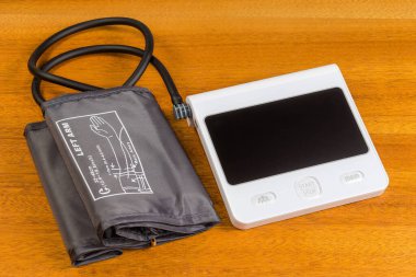 Elektronik tıbbi sphygmomanometre, ölçüm ünitesinden ve şişme kelepçelerden oluşur.