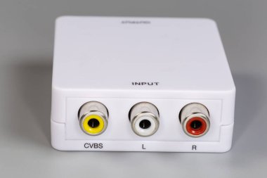 Analog standart kompozit video ve ses RCA dönüştürücüsünün diğer arayüze evrensel aygıtı, gri bir arkaplan üzerinde giriş soketleri tarafından yakın görüntü