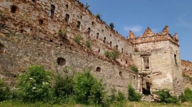 Ortaçağ şatosunun savunma duvarı ve kuleleri