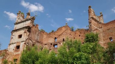 Güneşli bir günde ortaçağ şatosundan geriye kalan savunma kulesi