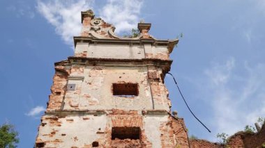 Güneşli bir günde ortaçağ şatosundan geriye kalan savunma kulesi