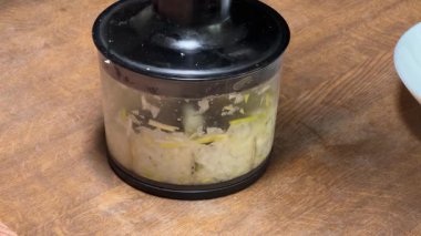 Soğan öğütme işleminden sonra karıştırıcının başı ve kapağı çıkarılıyor