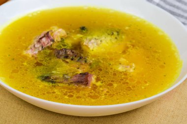 Peçetedeki beyaz kasede jöleli sazan balığı, seçici odak noktasında parçanın ön görüntüsü.