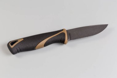 Klasik sabit bıçaklı, gri kaplamalı ve gri arka planda ergonomik plastik saplı turist bıçağı.