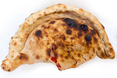 Yarıya katlanmış fırınlanmış kapalı pizza türü, Calzone pizza, arka planda üst görünüm