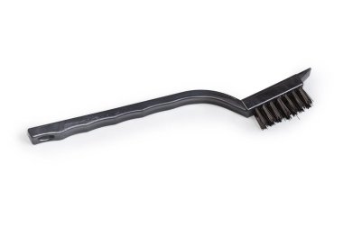 Siyah plastik saplı sert plastik tüylü el fırçası beyaz arka planda.