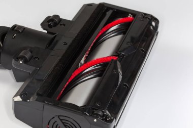 Kuru temizleme için yerel bir elektrikli süpürgenin değiştirilebilir eklenebilir alt çalışma bölümünde turbo fırçası döndürme, seçici odak noktasında yakın görünüm