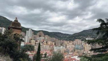 Monako 'nun doğusunda dik yamaçta çok katlı binalar var.