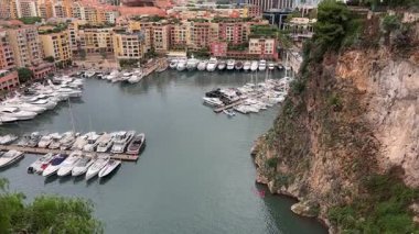 Port Fontvieille ve Monako Rock of Monaco 'nun batı bölümü