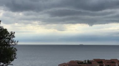 Bulutlu bir günde Monako Kayası 'ndan deniz manzarası