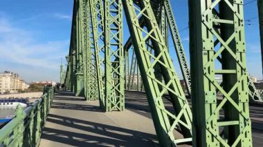 Budapeşte 'de Tuna Nehri üzerindeki Özgürlük Köprüsü' ne yakın çekim