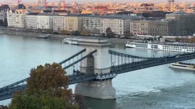 Szechenyi Zincir Köprüsü Sonbahar akşamı Budapeşte 'de Tuna Nehri üzerinde