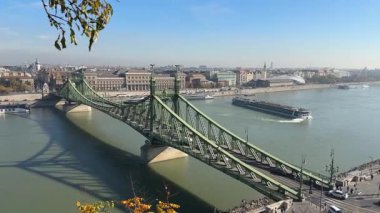 Budapeşte 'deki Gellert Hill' den Tuna Nehri üzerindeki Özgürlük Köprüsü