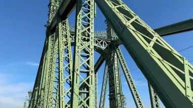 Budapeşte 'de Tuna Nehri üzerindeki Özgürlük Köprüsü' ne yakın çekim