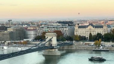 Budapeşte 'deki Tuna ve Szechenyi Zincir Köprüsü' nün doğu kıyısında.