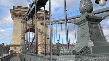 Güneşli bir sabahta Szechenyi Zincir Köprüsü 'nün direği ve zincirleri