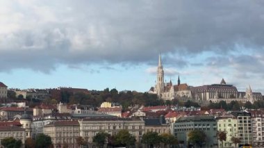 Budapeşte 'deki Tuna ve Szechenyi Zincir Köprüsü' nün batı yakası
