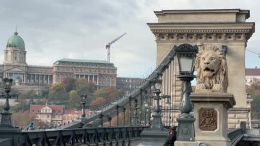 Budapeşte 'deki Tuna ve Szechenyi Zincir Köprüsü' nün batı yakası