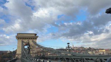 Güneşli bir sabahta Szechenyi Zincir Köprüsü 'nün direği ve zincirleri