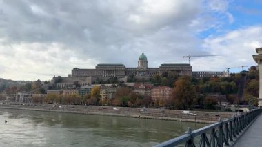 Budapeşte 'deki Tuna ve Szechenyi Zincir Köprüsü' nün batı yakası