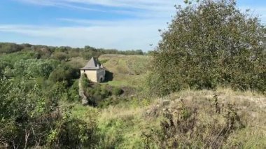 Ukrayna 'nın ana girişinden antik Khotyn kalesinin genel manzarası