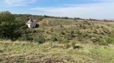 Ukrayna 'nın ana girişinden antik Khotyn kalesinin genel manzarası