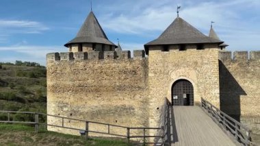 Ukrayna 'daki antik Khotyn kalesine giriş ve kale köprüsü