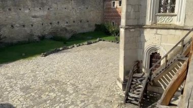 Batı duvarı ve kale parçası antik Khotyn kalesinde
