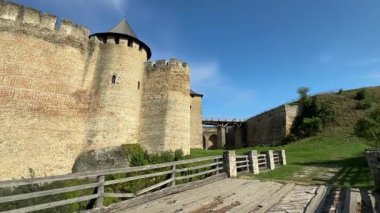 Eski Khotyn Kalesi, Ukrayna 'daki kalenin batısında.