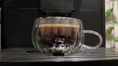 Kahve makinesiyle demlenmiş, cam, çift tabanlı kahve.