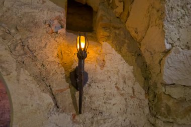 Elektrikli lamba simülasyonu. Eski bir kalenin duvarında yanan bir meşale var.
