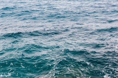 Sonbahar bulutlu bir günde hafif deniz dalgalanmalarında deniz yüzeyinin su yüzeyi.