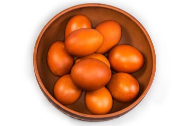 Birkaç Paskalya yumurtası beyaz arka planda, kahverengi bir klozete boyanmış.