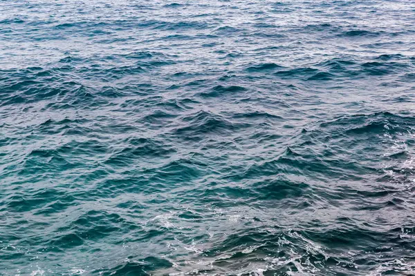 Sonbahar bulutlu bir günde hafif deniz dalgalanmalarında deniz yüzeyinin su yüzeyi.