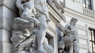 Herkül heykelleri Hofburg, Viyana 'nın St. Michael Kanat cephesinde
