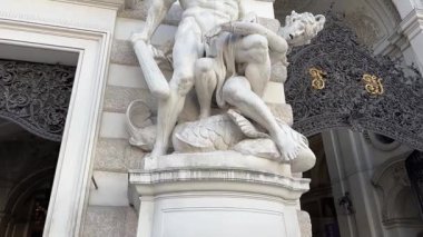 Herkül heykeli Hofburg, Viyana 'nın St. Michael Kanat cephesinde