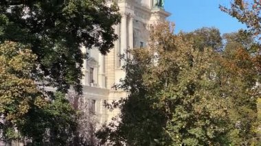 Hofburg, Viyana 'nın güneydoğu cephesinin bir parçası.