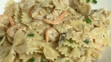 Kelebek şeklinde fırında makarna ve haşlanmış karides kuyruğu.