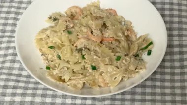 Kelebek şeklinde fırında makarna ve haşlanmış karides kuyruğu.