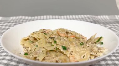 Kelebek şeklinde fırında makarna ve haşlanmış karides kuyruğu.